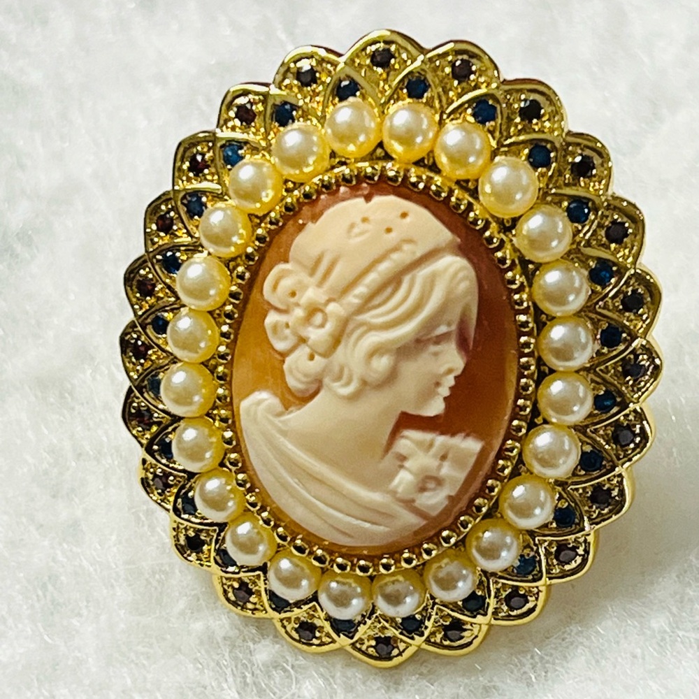 Vintage AMEDEO  CAMEO Ring size 8 like new